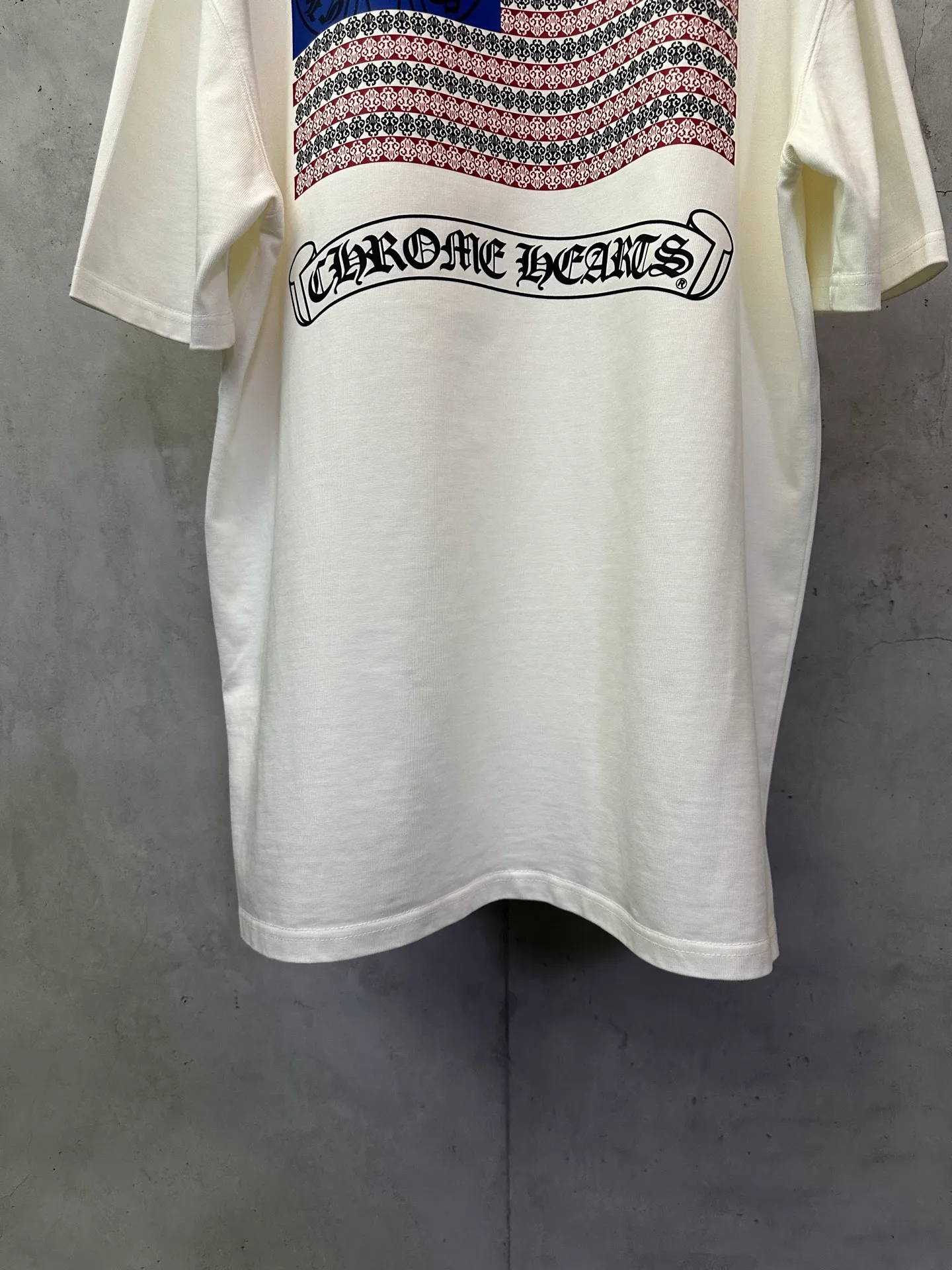 P260 Chrome Hearts 25ss Sanskrit flag printed round neck short-sleeved T-shirt. Fabric is high-definition and super heavy. Cotton double yarn compact Xinjiang cotton. Weight 400g. Paired with 2*2 Salona ribs. 420g. Clean cloth. Clear texture. Tight feel. Stiff. High color fastness. No deformation. No discoloration. Customized hardware. Threads. Accessories. Alignment. Uniform for men and women. -Color: Black White -Size: XS S M L XL